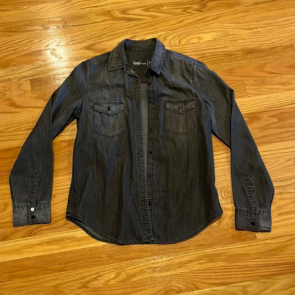 Gray Women’s Collared Button Up Shirt